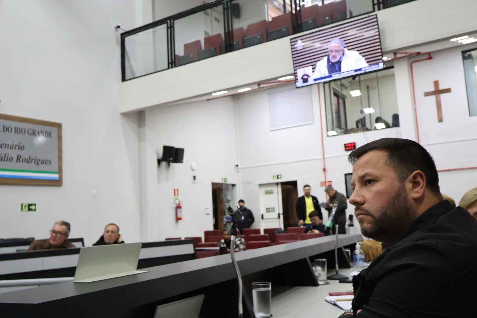 Audiência convocada por Glauber Nunes reforça urgência de lei que combate desinformação no município