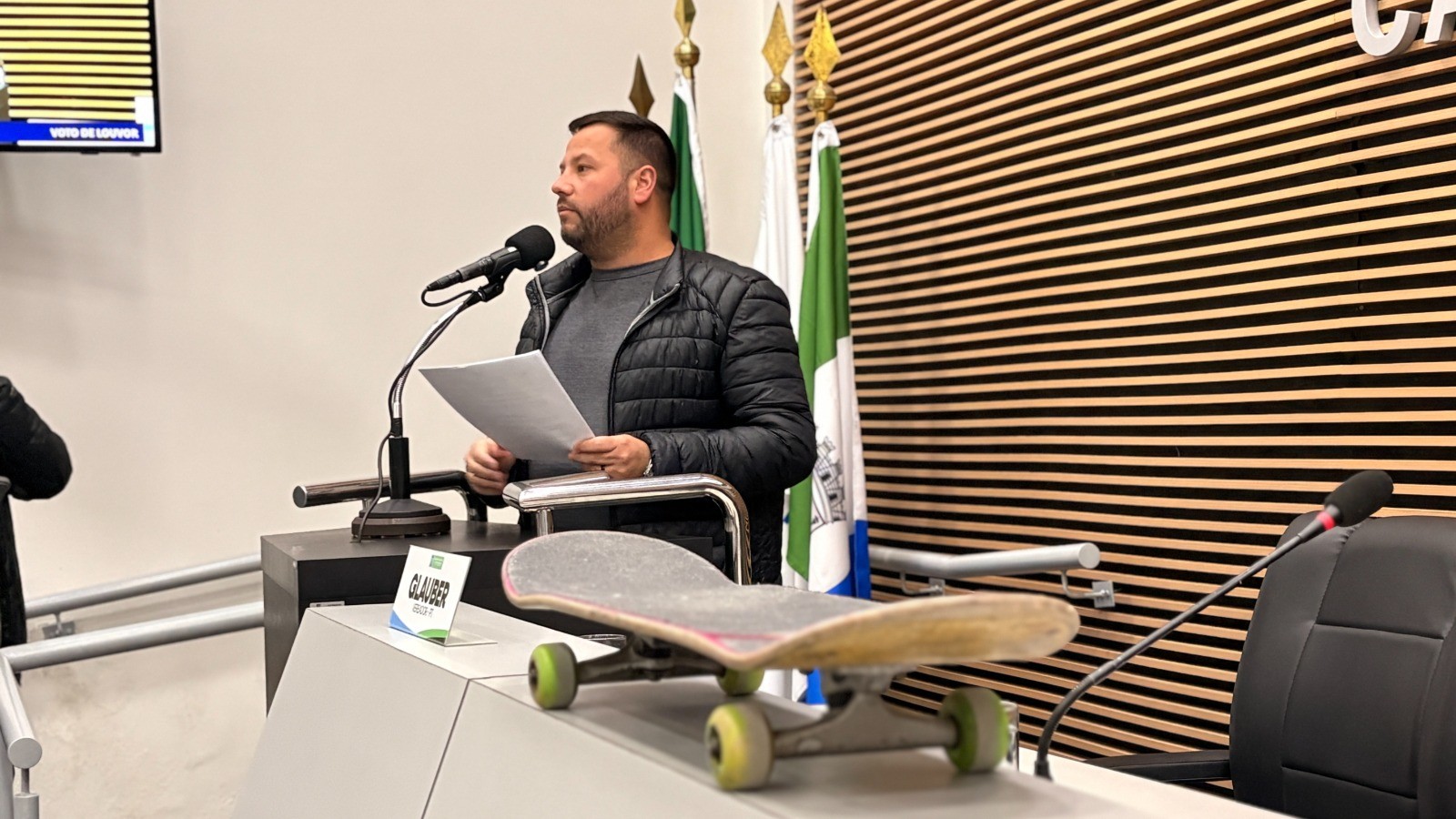Mandato do vereador Glauber Nunes concede Votos de Louvor à servidora com 40 anos de carreira e à jovem campeã gaúcha de skate